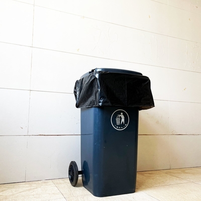 Προσαρμοσμένο μέγεθος ατομικά διπλωμένο HDPE πλαστικό καθαριστικό εργολάβος συσκευασία σακούλα σκουπιδιών